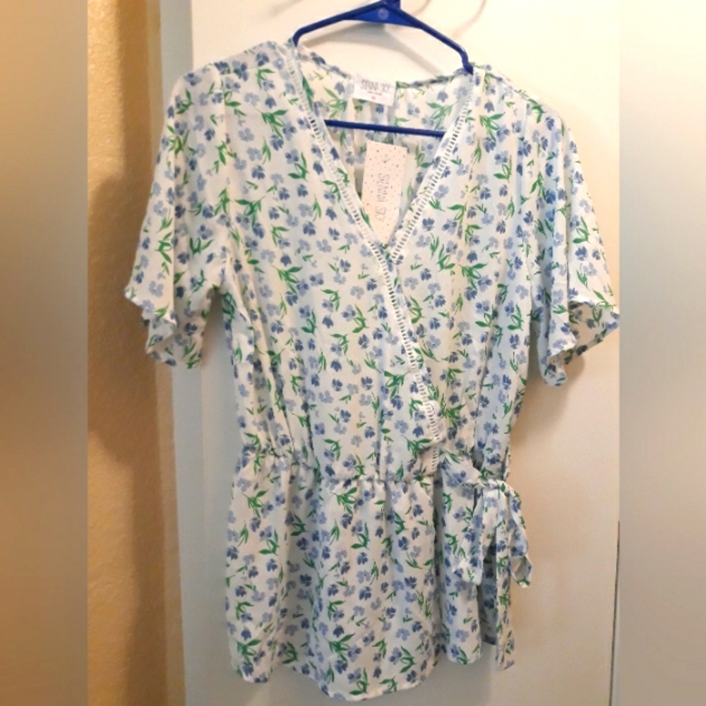 Sienna sky blouse size M white with flowers